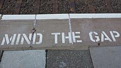 Panneau "Mind the gap" dans une station de transport à Londres.