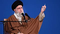 في هذه الصورة التي نشرها الموقع الرسمي لمكتب المرشد الأعلى الإيراني،  آية الله علي خامنئي يتحدث إلى مجموعة من الأشخاص والمسؤولين في طهران، إيران، الجمعة، 21 مارس 2025.
