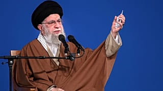 في هذه الصورة التي نشرها الموقع الرسمي لمكتب المرشد الأعلى الإيراني،  آية الله علي خامنئي يتحدث إلى مجموعة من الأشخاص والمسؤولين في طهران، إيران، الجمعة، 21 مارس 2025.
