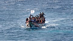 Göçmenler, Kanarya adası El Hierro'daki La Restinga'da limana doğru yol alan ahşap bir tekneyi dolduruyor, 18 Ağustos, 2024