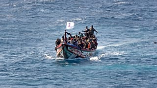 Göçmenler, Kanarya adası El Hierro'daki La Restinga'da limana doğru yol alan ahşap bir tekneyi dolduruyor, 18 Ağustos, 2024