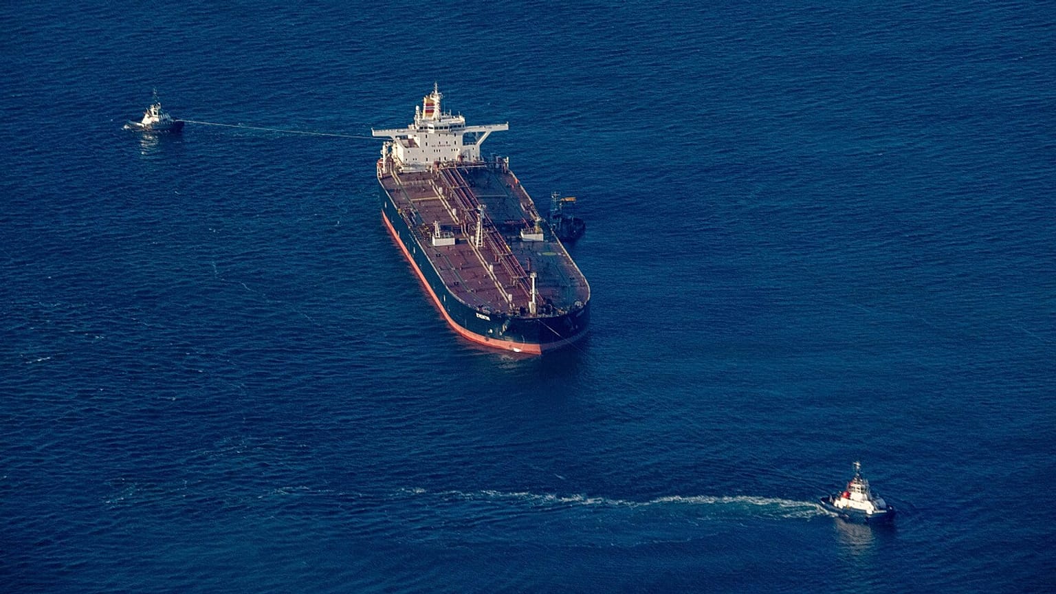 O navio-tanque não manobrável "Eventin" encontra-se entre Binz e Sassnitz, a leste da ilha de Ruegen, no norte da Alemanha, segunda-feira, 13 de janeiro de 2025.