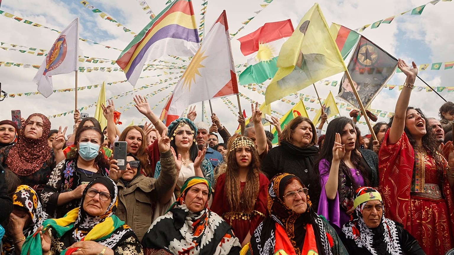 زنان کرد سوری که بیشتر آنها لباس سنتی پوشیده اند، برای جشن نوروز خود، سال نو کردی، در قمیشلی، سوریه جمع می شوند