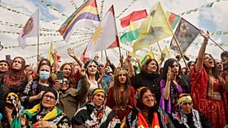 زنان کرد سوری که بیشتر آنها لباس سنتی پوشیده اند، برای جشن نوروز خود، سال نو کردی، در قمیشلی، سوریه جمع می شوند