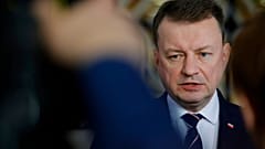 Der polnische Verteidigungsminister Mariusz Blaszczak spricht zur Presse nach dem Rat der EU-Außen- und Verteidigungsminister im Europa-Gebäude in Brüssel, Montag, 21. März 2022.