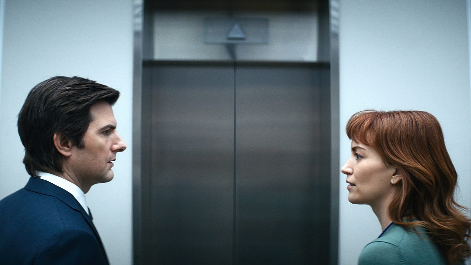 Adam Scott ve Britt Lower 'Severance' dizisinde