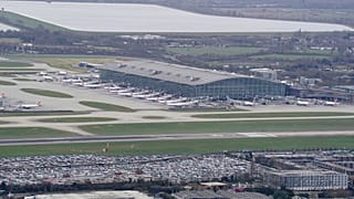 Des avions stationnés au Terminal 5 d'Heathrow. L'aéroport a été fermé suite à un incendie dans la sous-station électrique de North Hyde, à Londres, le vendredi 21 mars 2025.