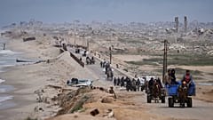 Vertriebene Palästinenser bewegen sich zwischen dem südlichen und dem nördlichen Gazastreifen entlang einer Küstenstraße, weg von den Gebieten, in denen die israelische Armee operiert, 21. März 2025
