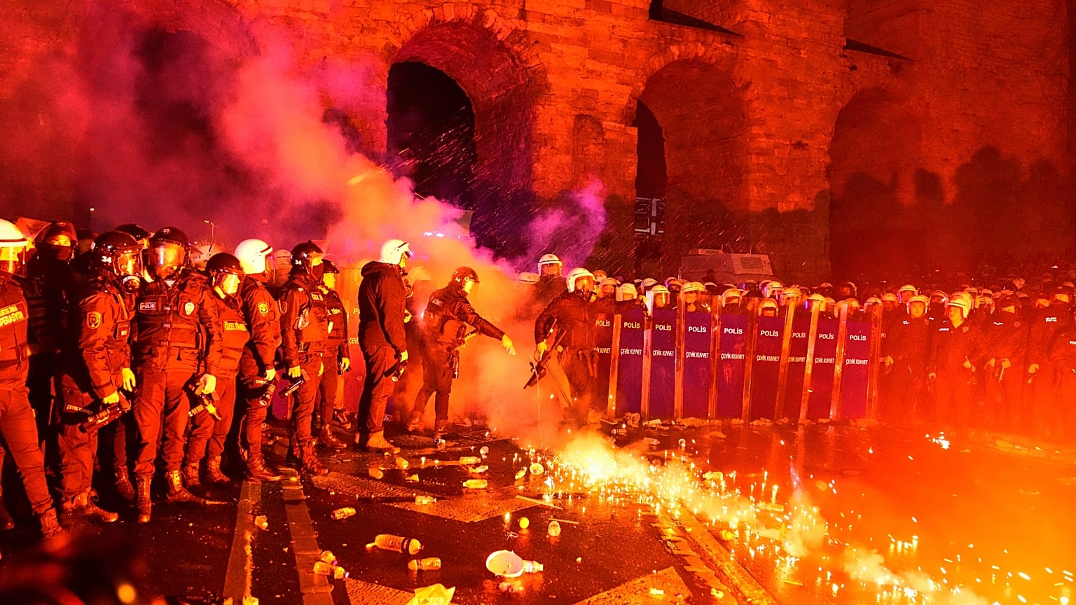 Ein Polizist tritt eine Leuchtfackel während der Zusammenstöße bei einer Kundgebung gegen die Verhaftung des Istanbuler Bürgermeisters in Istanbul weg, 21. März 2025.