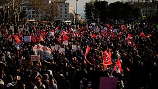 Studenti universitari protestano contro l'arresto del sindaco di Istanbul Ekrem İmamoğlu a Istanbul, 21 marzo 2025.