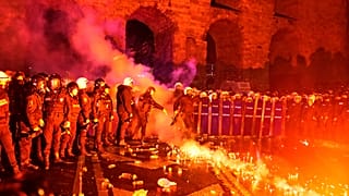 Ein Polizist tritt eine Leuchtfackel während der Zusammenstöße bei einer Kundgebung gegen die Verhaftung des Istanbuler Bürgermeisters in Istanbul weg, 21. März 2025.
