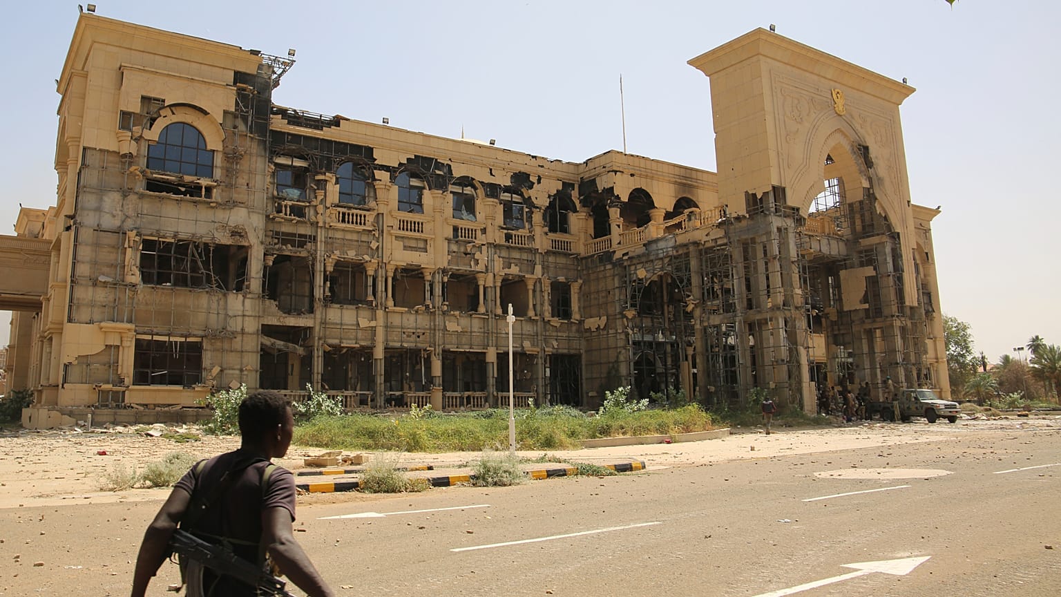 Un soldat marche devant le palais républicain de Khartoum après sa prise par l'armée soudanaise, 21 mars 2025.