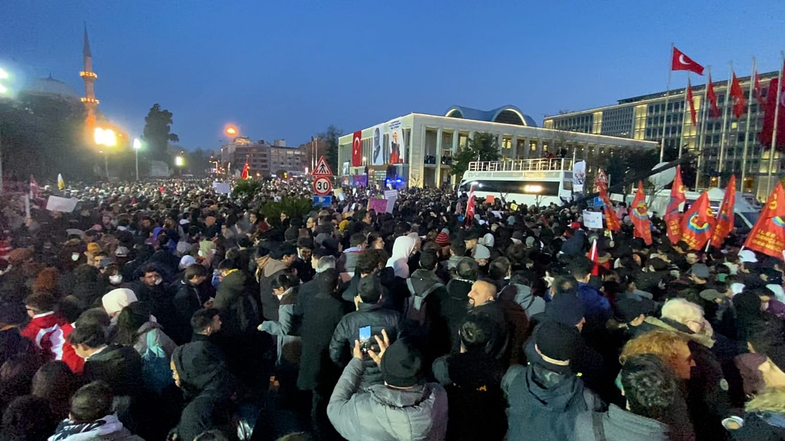 Binlerce kişi, İmamoğlu'nun gözaltına alınmasından üç gün sonra yine Saraçhane'deydi