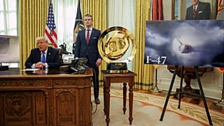 Trump az F-47 bemutatásakor, mögötte Pete Hegseth védelmi miniszter, 2025 március 21.