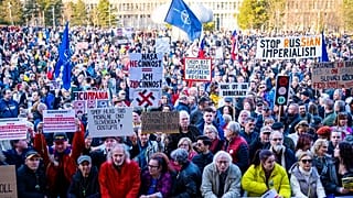 Des personnes se rassemblent pour participer à une manifestation intitulée "La Slovaquie, c'est l'Europe" à Bratislava, le vendredi 7 mars 2025.