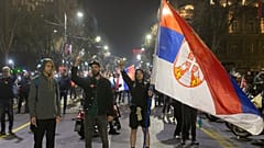 Οι άνθρωποι χρησιμοποιούν τα φώτα στα τηλέφωνά τους, καθώς τηρούν 15λεπτη σιωπή κατά τη διάρκεια μιας μεγάλης συγκέντρωσης κατά της διαφθοράς που καθοδηγείται από φοιτητές στο Βελιγράδι, Σερβία, 15 Μαρτίου 2025.