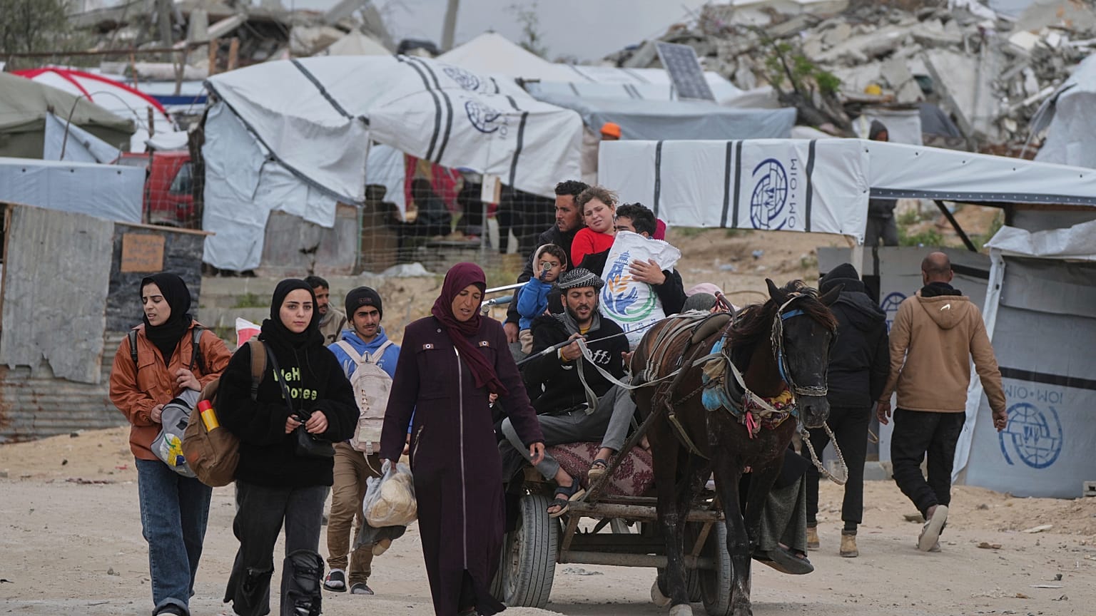 نازحون فلسطينيون يحملون أمتعتهم  بعد تجدد الهجوم الإسرائيلي على قطاع غزة، على مشارف بيت لاهيا، الخميس، 20 مارس/آذار 2025