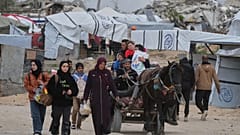 نازحون فلسطينيون يحملون أمتعتهم  بعد تجدد الهجوم الإسرائيلي على قطاع غزة، على مشارف بيت لاهيا، الخميس، 20 مارس/آذار 2025
