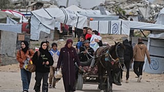 نازحون فلسطينيون يحملون أمتعتهم  بعد تجدد الهجوم الإسرائيلي على قطاع غزة، على مشارف بيت لاهيا، الخميس، 20 مارس/آذار 2025