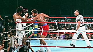 ARCHIVO - El campeón mundial de los pesos pesados George Foreman lucha contra el aspirante Muhammad Ali en Kinshasa, Zaire, el 30 de octubre de 1974.