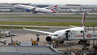 A British Airways egyik repülőgépe felszáll a londoni Heathrow repülőtéren 2025. március 22-én, szombaton.