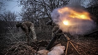Ukrán katonák aknavetőkkel lövik az oroszok állásait a doonyecki Hasziv Járnál