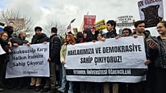 Protestolarda üniversite öğrencileri de önemli rol oynuyor.