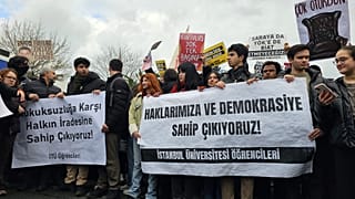 Protestolarda üniversite öğrencileri de önemli rol oynuyor.