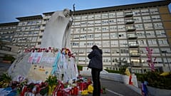 Εξωτερικός χώρος της πολυκλινικής Gemelli όπου νοσηλεύεται ο Πάπας Φραγκίσκος