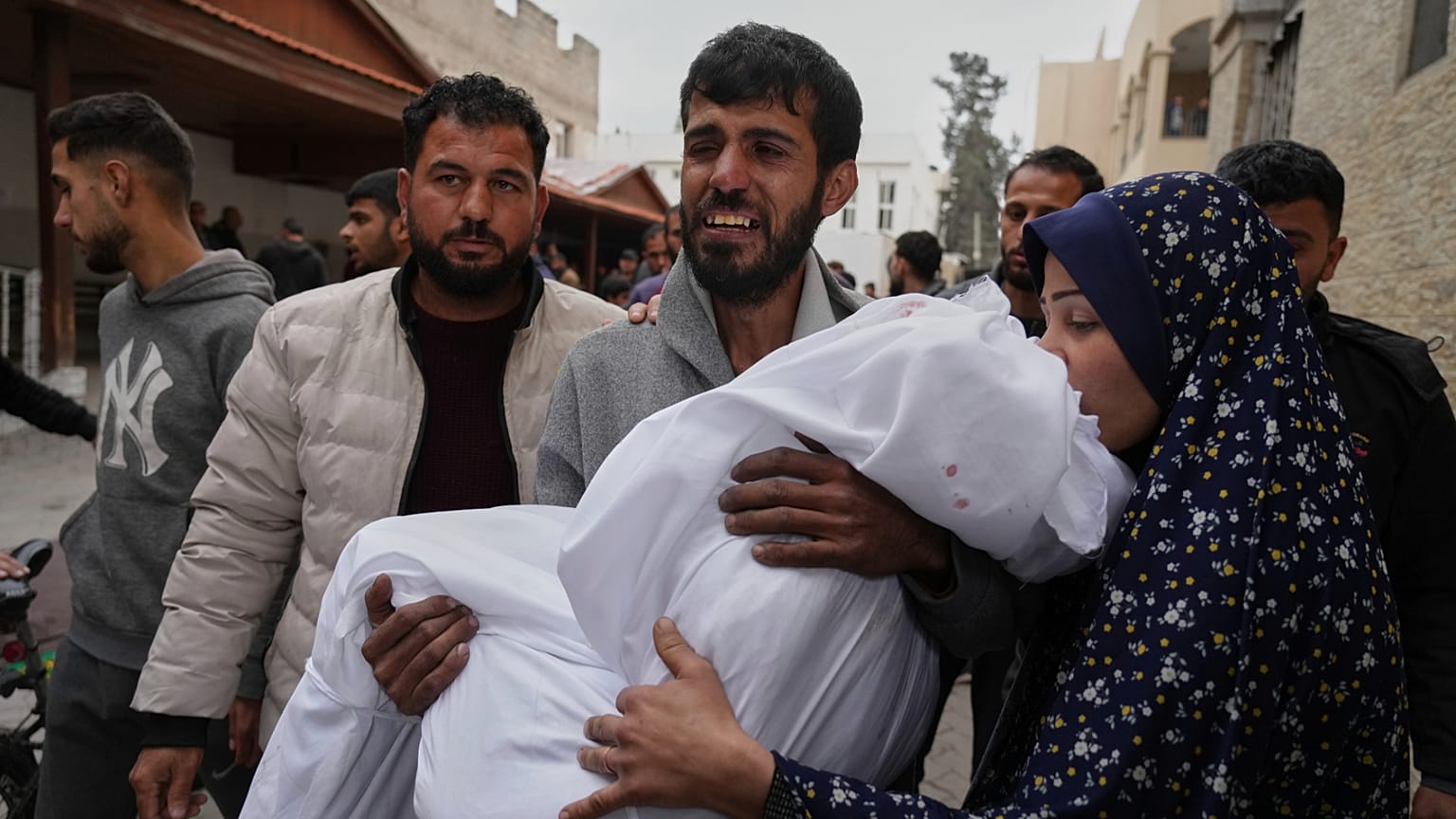 Um homem palestiniano carrega o corpo da sua filha de 11 anos, Aya Al-Samri, que foi morta por um ataque aéreo do exército israelita,
