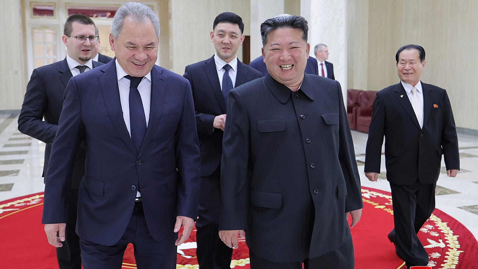  Oroszország Biztonsági Tanácsának titkára, Szergej Sojgu és Kim Dzsong Un észak-koreai vezető együtt sétálnak találkozójukon az észak-koreai Phenjanban pénteken, március 21-én, 2025. március 21-én.
