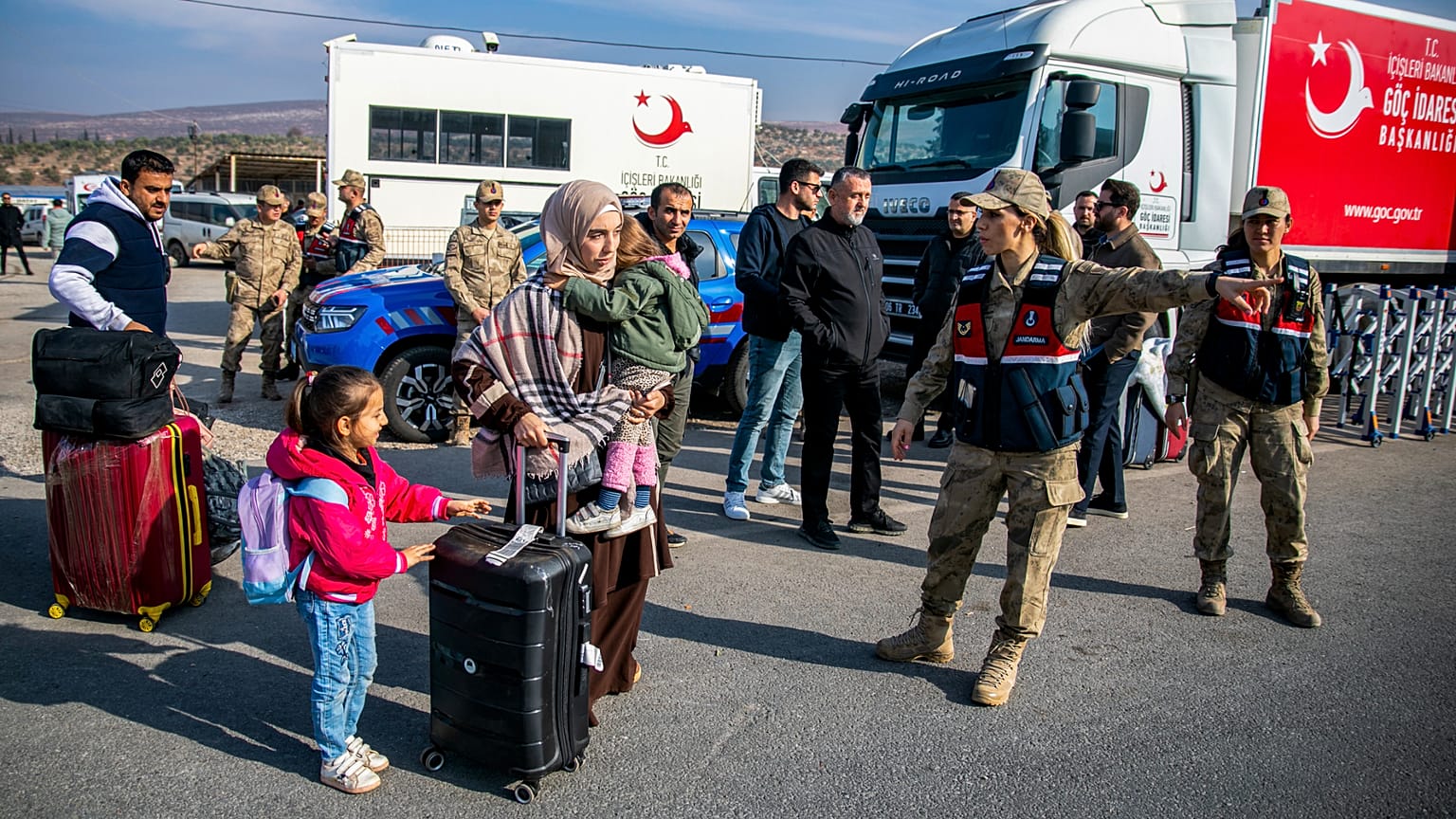 Familias sirias llegan a la puerta fronteriza de Selvigozu para cruzar a Siria desde Turquía, cerca de Antioquía, en el sur de Turquía, el martes 10 de diciembre de 2024.