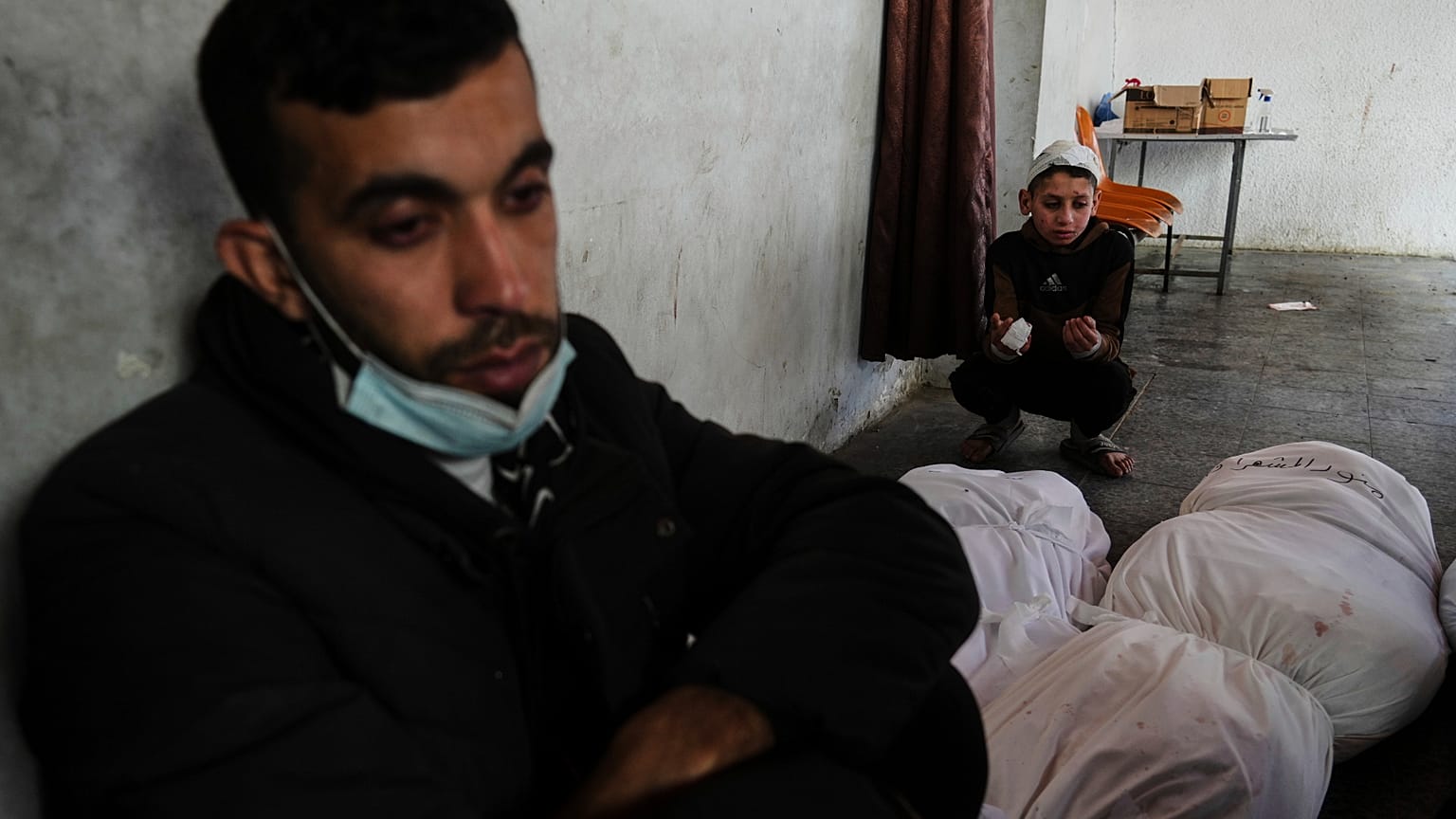 فلسطينيون يشيعون جثامين أفراد عائلة المشهراوي الذين قُتلوا في غارة جوية إسرائيلية أصابت منزلهم في المستشفى الأهلي في مدينة غزة يوم السبت 22 مارس 2025