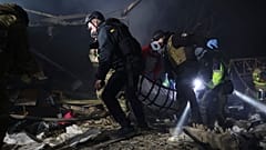 Agentes de policía llevan el cuerpo de una persona muerta por un ataque de drones rusos en un barrio residencial de Zaporizhzhia, Ucrania, el viernes 21 de marzo de 2025.