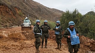 As forças de manutenção da paz da UNIFIL protegem a área em Khardali, no sul do Líbano, após o cessar-fogo entre Israel e o Hezbollah na quarta-feira, 27 de novembro de 2024
