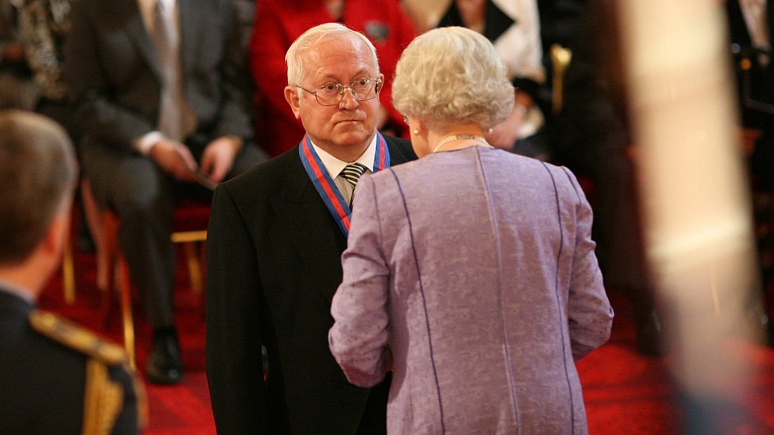 ARQUIVO - Gordievsky recebe uma medalha da Rainha Isabel II no Palácio de Buckingham, em Londres, a 17 de outubro de 2007.