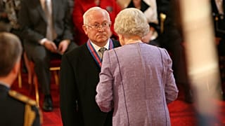 En una foto de archivo, Gordievsky recibe una medalla de manos de la Reina Isabel II en el Palacio de Buckingham de Londres, el 17 de octubre de 2007.