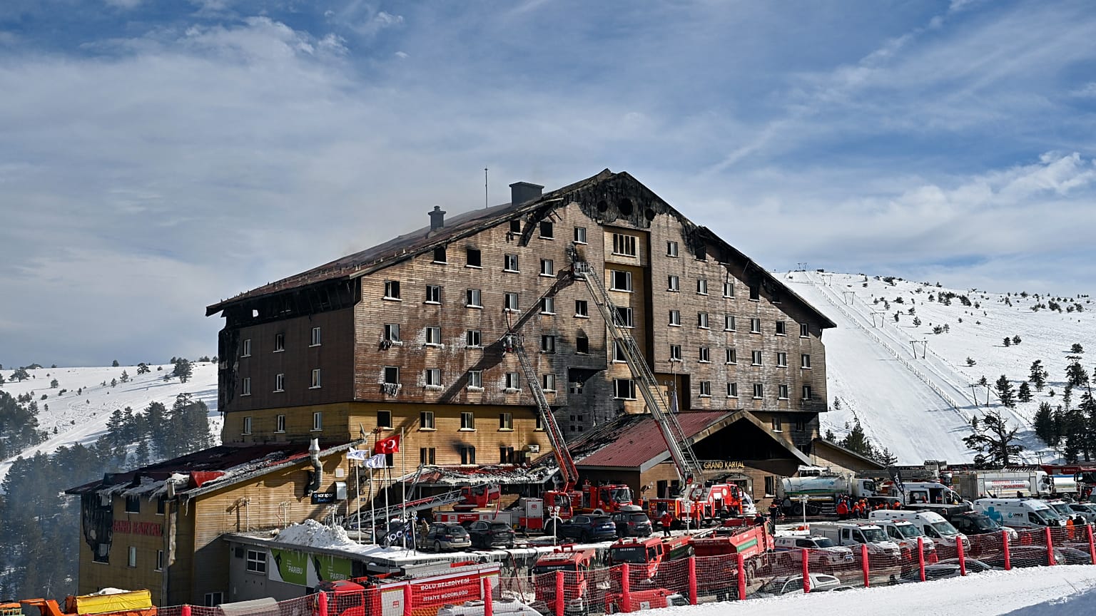 Bolu Grand Kartal Otel'in dış cepheden bir görünümü.