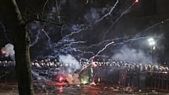 Von Demonstranten geworfene Feuerwerkskörper explodieren während einer Demonstration gegen die Verhaftung des Istanbuler Bürgermeisters Ekrem Imamoglu in Istanbul, Türkei, Samstag, 22. März 2025
