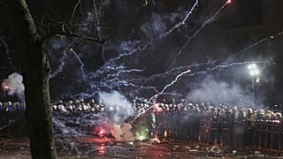 Von Demonstranten geworfene Feuerwerkskörper explodieren während einer Demonstration gegen die Verhaftung des Istanbuler Bürgermeisters Ekrem Imamoglu in Istanbul, Türkei, Samstag, 22. März 2025