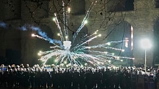 İmamoğlu'nun tutuklanmasına karşı düzenlenen protesto sırasında, protestocuların attığı havai fişekler, 22 Mart 2025