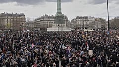 Menschen marschieren im Rahmen des internationalen Tages gegen Rassismus und Faschismus in Paris, Samstag, 22. März 2025