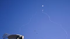 نظام القبة الحديدية الإسرائيلي المضاد للصواريخ يطلق النار لاعتراضه بينما تدوي صفارات الإنذار في تل أبيب، الأربعاء، 23 أكتوبر 2024