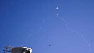 نظام القبة الحديدية الإسرائيلي المضاد للصواريخ يطلق النار لاعتراضه بينما تدوي صفارات الإنذار في تل أبيب، الأربعاء، 23 أكتوبر 2024