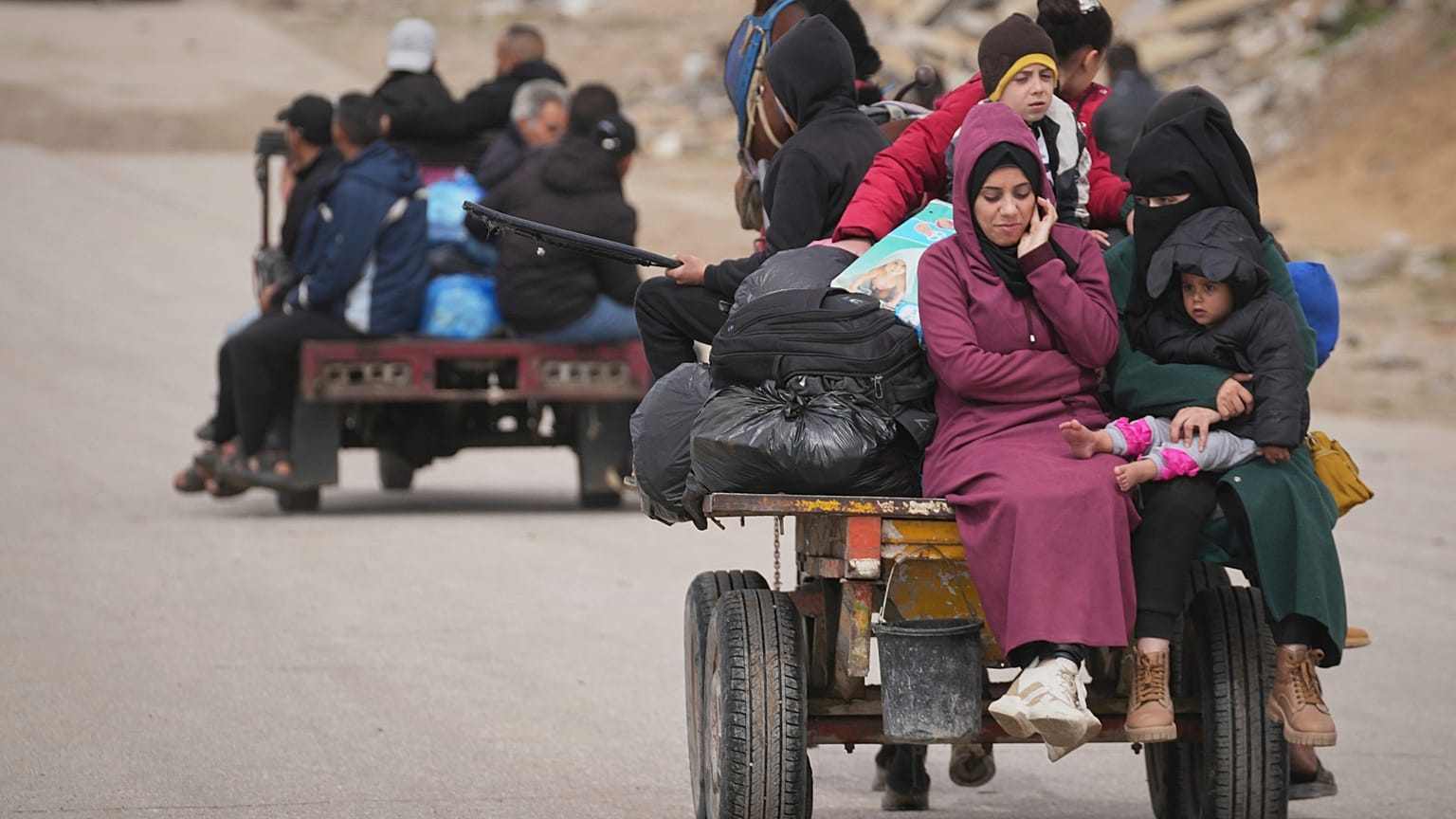 نازحون فلسطينيون يحملون أمتعتهم وأغراض أخرى يتنقلون بين جنوب غزة وشمالها بعد تجدد الهجوم الإسرائيلي على قطاع غزة، في ضواحي مدينة غزة، الجمعة 21 مارس/آذار 2025