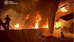 نشرت خدمة الطوارئ الأوكرانية صورة تُظهر فرق الإطفاء وهي تعمل على إخماد الحريق الذي اندلع إثر هجوم روسي بالقرب من كييف، أوكرانيا، يوم الأحد 23 مارس 2025.