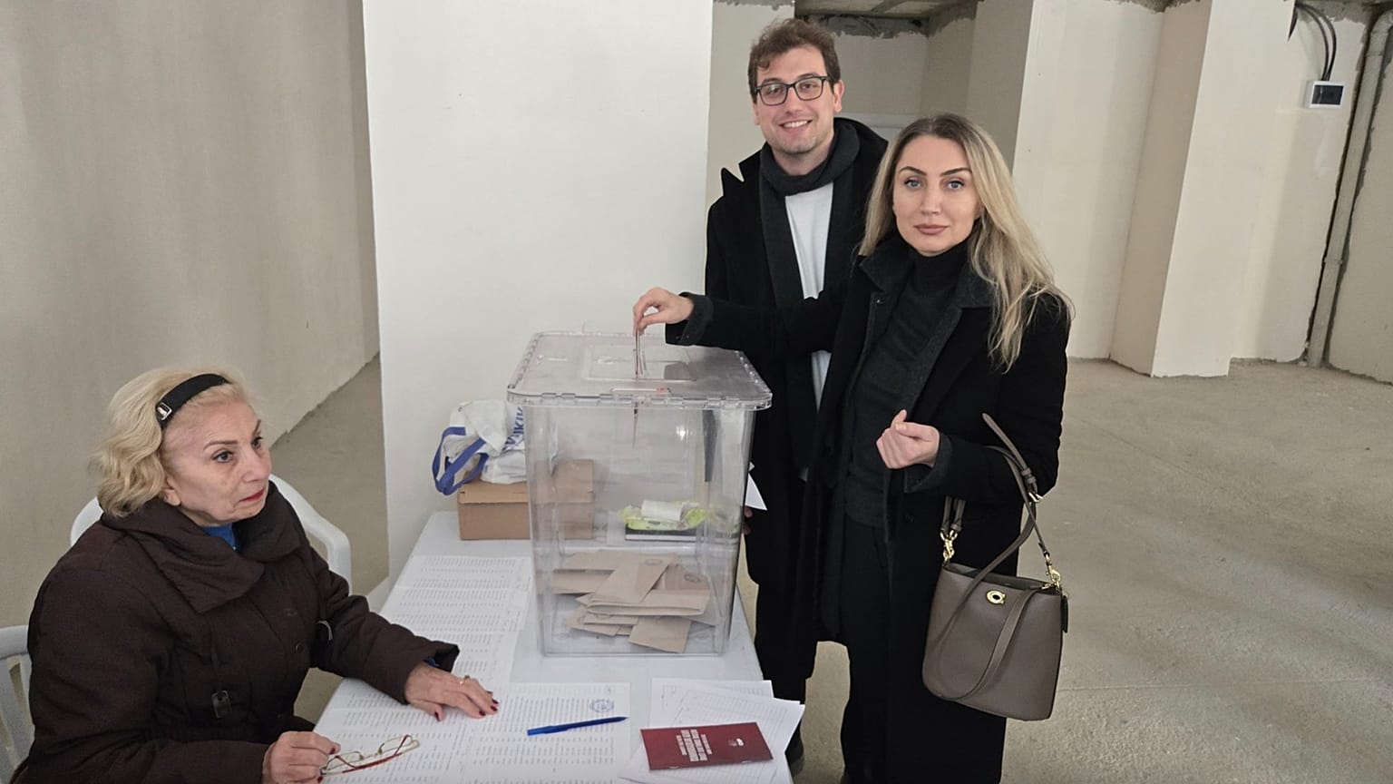 İBB Başkanı Ekrem İmamoğlu'nun eşi Dilek İmamoğlu ve büyük oğlu Selim İmamoğlu CHP'nin düzenlediği cumhurbaşkanlığı ön seçimleri için Beylikdüzü'nde oy kullandı, 23 Mart 2025.
