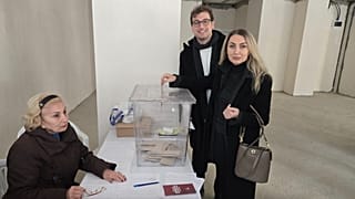 İBB Başkanı Ekrem İmamoğlu'nun eşi Dilek İmamoğlu ve büyük oğlu Selim İmamoğlu CHP'nin düzenlediği cumhurbaşkanlığı ön seçimleri için Beylikdüzü'nde oy kullandı, 23 Mart 2025.