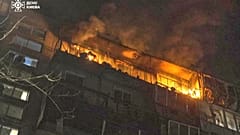 Feuerwehrleute löschen ein Feuer, nachdem eine Drohne eine Wohnung in einem mehrstöckigen Gebäude während eines russischen Drohnenangriffs in Kiew, Ukraine, am Sonntag, 23. März 2025, getroffen hat. 