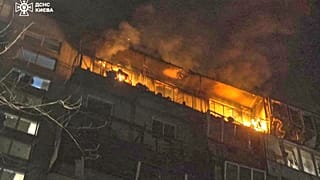 İtfaiyeciler, 23 Mart 2025 Pazar günü Ukrayna'nın başkenti Kiev'de Rusya'nın insansız hava aracı saldırısı sırasında çok katlı bir binadaki daireye bir insansız hava aracının isabet etmesinin ardından çıkan yangını söndürdü. 